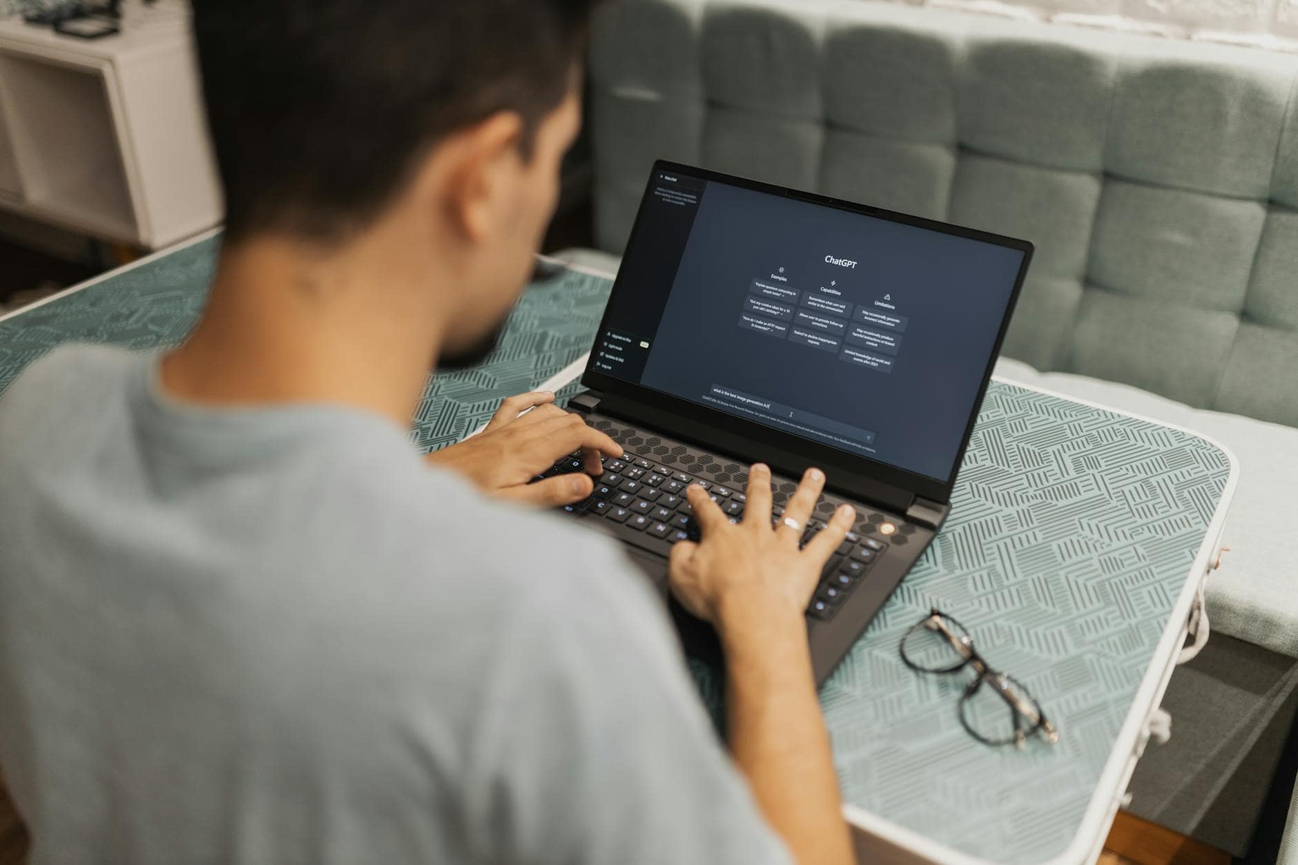 AI 챗봇 화면을 켠 직장인 노트북