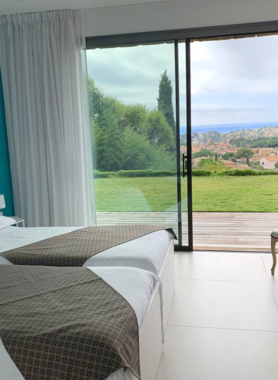 Chambre vue vers exterieur