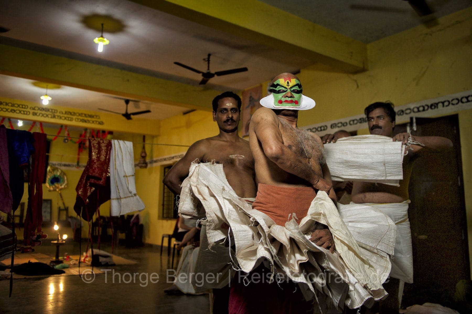 Kathakali-Tänzer beim Ankleiden