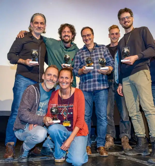 🏆 Die Jury und das Publikum haben gewählt – die Preisträger des El mundo Abenteuer- & Reisefestivals 2025 stehen fest: 🌍✨  🥇 Bester Vortrag: Thorge Berger – Magisches Indien
🥈 2. Platz: Lutz Jäkel – Das neue Syrien
🥉 3. Platz: Anita Burgholzer & Andreas Hübl – Der Ruf der Anden
📸 Beste Fotografie: Thorge Berger
🧭 Bestes Abenteuer: Marco Gasparic & Till Aufschlager – Verlassene Orte – Lebendige Geschichten
👏 Publikumspreis: Daniel Klesen – Anekdoten eines Beifahrers  Und ich bin mega-stolz! ☺️ Ganz herzlichen Dank an die Jury für die beiden Preise. Ich fühle mich sehr geehrt! 🙏
Auch ein herzliches Dankeschön an die tollen Veranstalter und Helfer, sowie an ein großartiges Publikum. 
Und ganz herzlichen Glückwunsch an meine Kolleginnen und Kollegen, die ebenfalls Preise gewonnen haben. 👍
Es war (wieder) ein sehr schönes Wochenende in Judenburg, mit einer wunderbaren Atmosphäre, eindrucksvollen Vorträgen und guten Gesprächen. Es wird mir lange im Gedächtnis bleiben, und ich werde sicher noch einmal dabei sein …  #elmundofestival #reiseabenteuer #reisefotografie #multivision #gbv_vortraege #livereportage