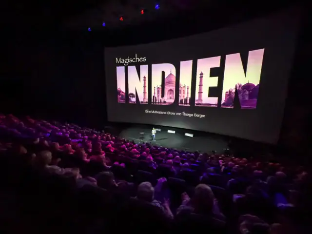 Was für ein großartiger Abend im ausverkauften Filmtheater Verkehrshaus, Luzern!
Vielen Dank an @exploraevents und ein tolles Publikum! Es hat mir sehr viel Spaß gemacht, meinen Blick auf das „Magische INDIEN“ zu teilen - und das auf einer Leinwand von 25,5 x 14 Metern! 🤩  #indiaphotoproject #indiaphotosociety #indiatravel #indialove #india_clicks #indiapictures #incredibleindia #reisefotografie #reportagefotografie #multivision #livereportage