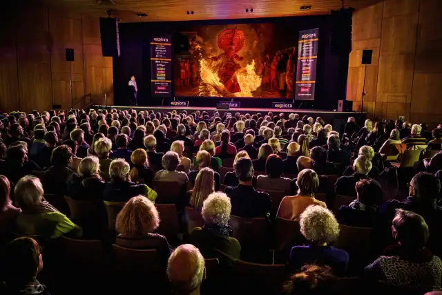 Was für ein schöner Abend im Theater Spirgarten, Zürich.
360 Zuschauer:innen sind gekommen und haben sich für meinen Blick auf das „Magisches INDIEN“ begeistern können.
Ganz herzlichen Dank an ein großartiges Publikum und das Team von @exploraevents !
Vier Termine kommen übrigens noch:  04.12. Winterthur - Gate 27 (HEUTE!)
05.12. Bern - Aula des freien Gymnasiums
06.12. Thun - Burgsaal
07.12. Aarau - KUK Saal 1  Alle Infos und Tickets bei Explora:
https://www.explora.ch/programm/indien  #india #theyyam #reisefotografie #reportagefotografie #reisereportage #livereportage #indien #incredibleindia #gbv_vortraege