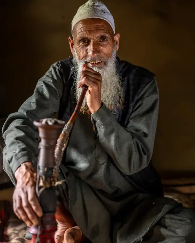 Zurück aus Kaschmir und Ladakh, bin ich dabei meine Bilder für ein neues Projekt zu sichten. Da sind nicht nur sehr schöne Sachen dabei, es ruft mir auch manch schöne Begegnung in Erinnerung! 😃  Wer mal mit mir in diese faszinierende Region reisen möchte, sollte sich die Fotoreise im nächsten Jahr ansehen. Noch gibt es ein paar freie Plätze:  https://reisefotografie.de/category/fotoreisen/fotoreisen-2027/  #kashmir #reisefotografie #fotoreise #himalaya