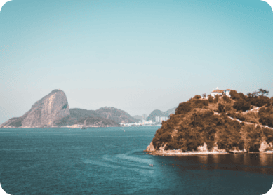 cenario-de-formacao-rochosa-na-orla-oceanica-do-rio-de-janeiro