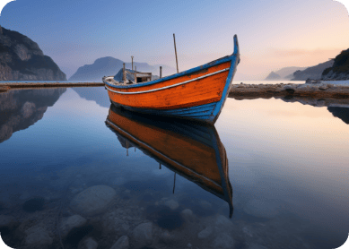 um-barco-na-agua-com-o-por-do-sol-atras-dele