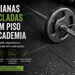 Barra de musculação sobre piso emborrachado sustentável produzido com resíduos reciclados das Havaianas em ambiente de academia.