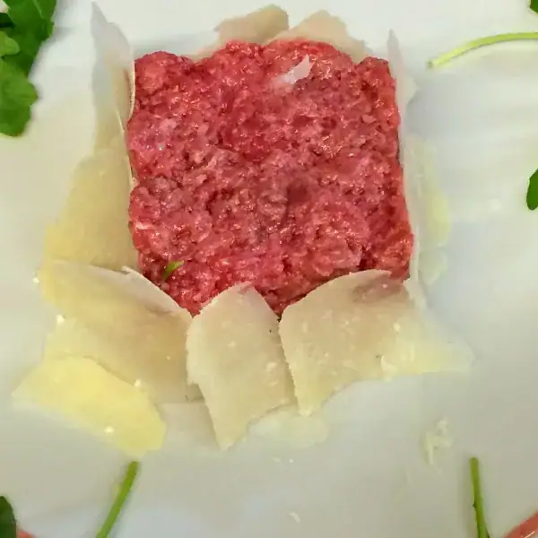 Carne cruda con grana