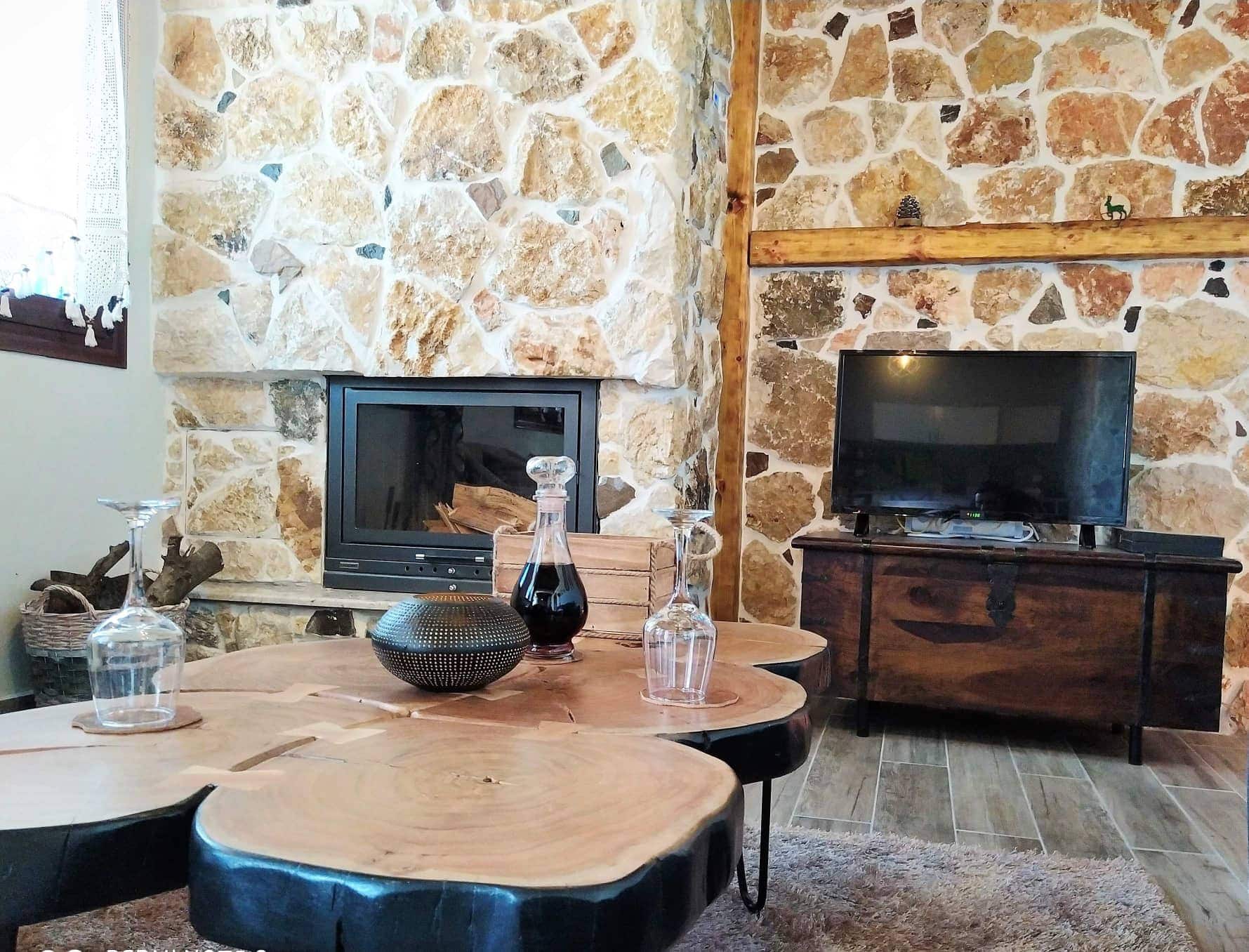 apartment with rooftop jacuzzi and mountain view in Embonas
