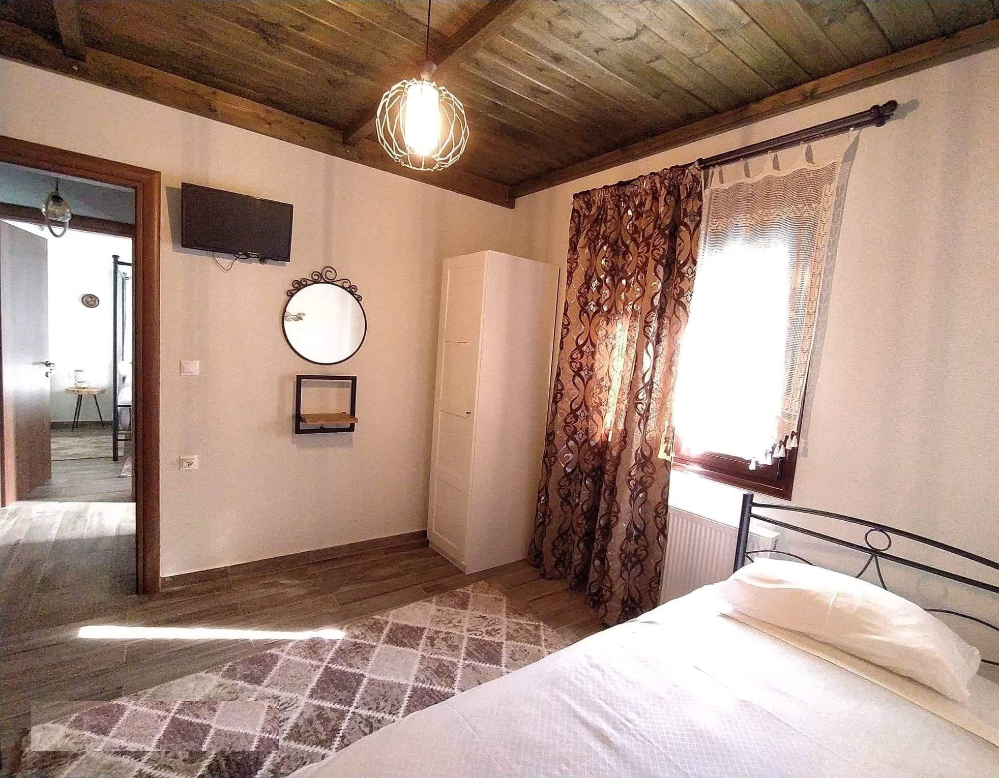 apartment with rooftop jacuzzi and mountain view in Embonas