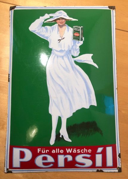 Die "Weiße Dame" wurde in verschiedenen Ausführungen produziert. Hier ein bei eBay versteigertes Exemplar.