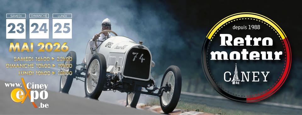 Ein weißer Oldtimer-Rennwagen mit der Nummer 74 fährt auf einer Rennstrecke. Neben dem Auto sind in französischer Sprache die Veranstaltungsdaten für "Retromoteur Ciney" in Ciney, Belgien, vom 23. bis 25. Mai 2026 angegeben.