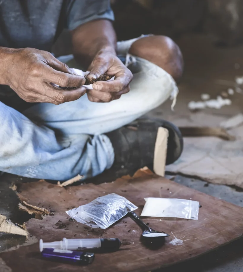 vecteezy_human-hand-of-a-drug-addict-and-a-syringe-with-narcotic_15415347-min vecteezy_human-hand-of-a-drug-addict-and-a-syringe-with-narcotic_15415347-min