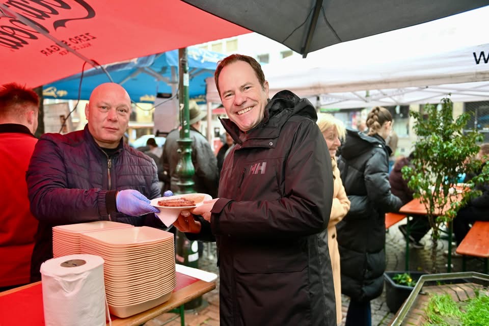 Scholljonges Tischbaas Michael Brühl und Düsseldorfs OB Dr. Stephan Keller