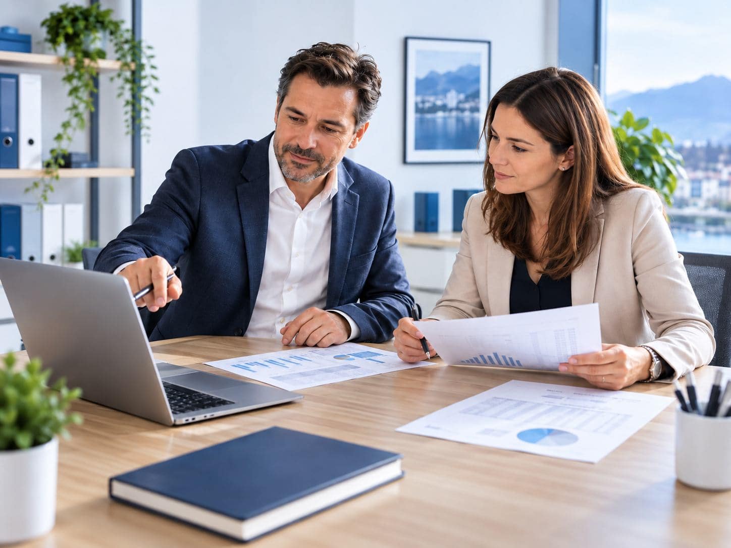 Deux professionnels de la comptabilité examinant des documents financiers.