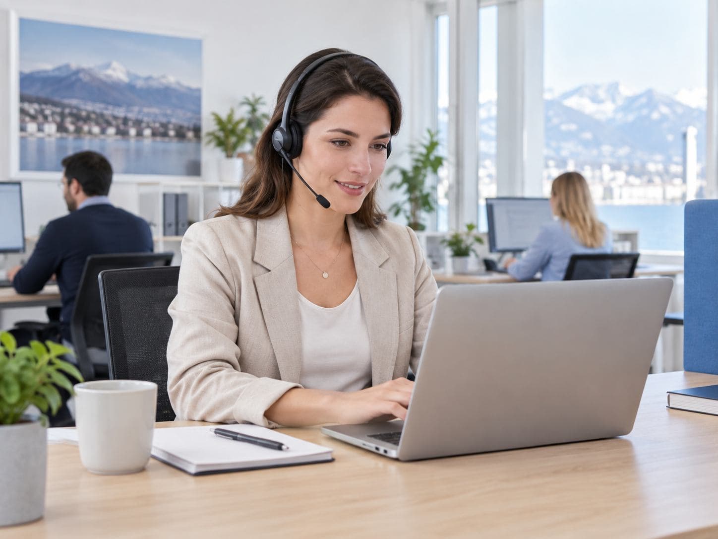 Conseillère du service client travaillant avec un casque et un ordinateur.