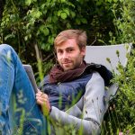 Jonas liest in der Natur.