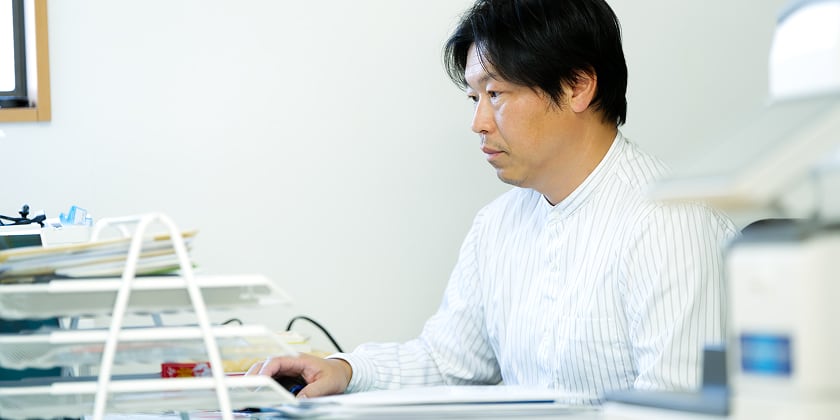 パソコンで作業をする代表