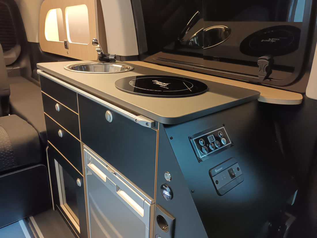 Camper Ausbau Vito mit Schlafbank Sitzbank Küche Wechselrichter Spüle Kühlschrank Fensterschrank Möbel Ausbau Aktivcamper 31