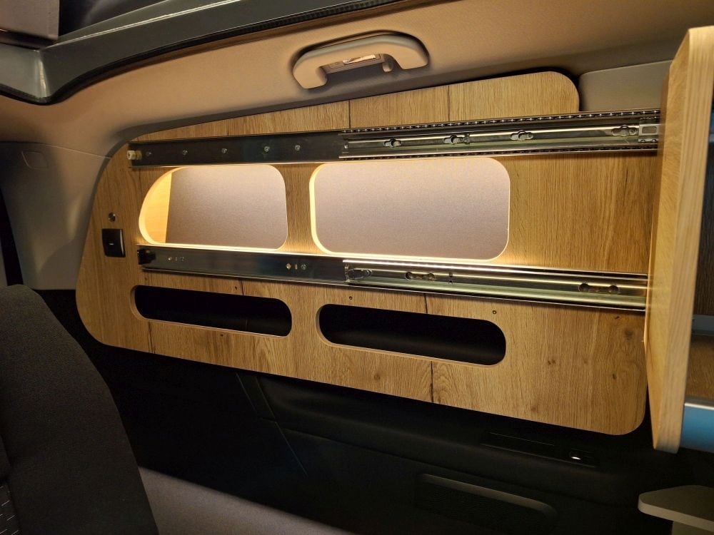 Hänge- Schiebeschrank verschiebbarer Hängeschrank optimiert kompakten Camper Grundriss NightSlider Nachttisch