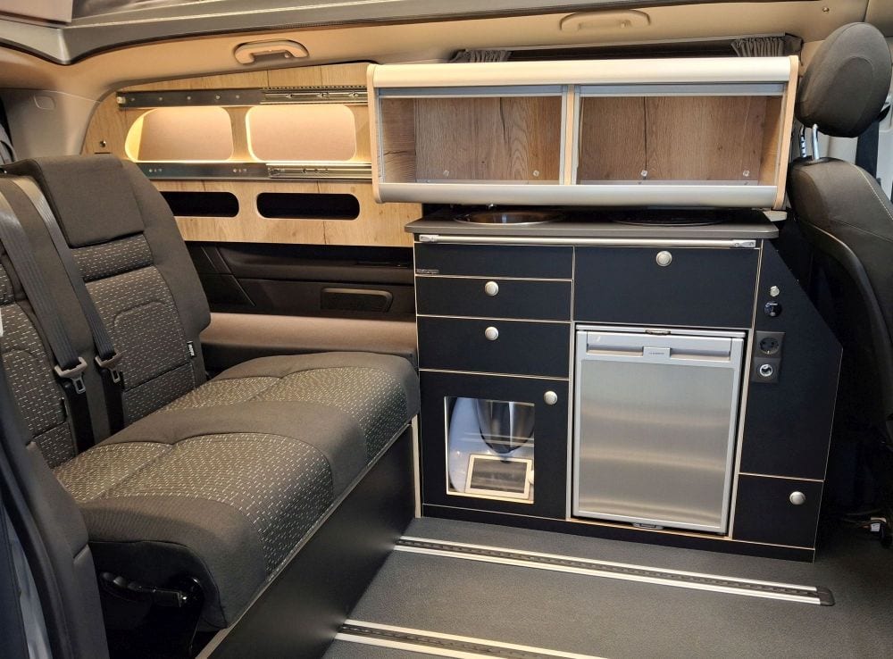 Hänge- Schiebeschrank verschiebbarer Hängeschrank optimiert kompakten Camper Grundriss NightSlider vorne offen