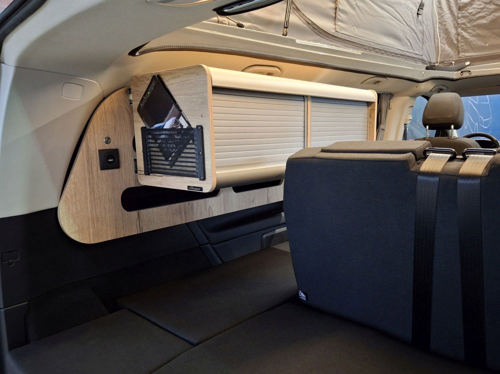 Hänge- Schiebeschrank verschiebbarer Hängeschrank optimiert kompakten Camper Grundriss NightSlider geschlossen hinten