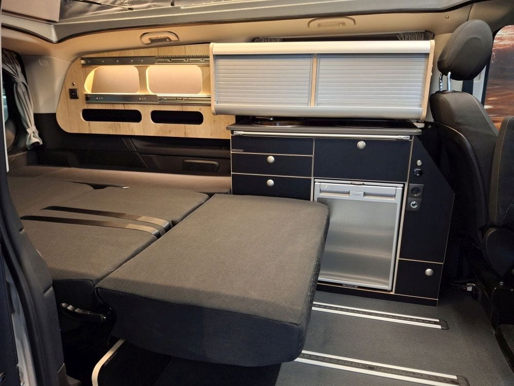 Hänge- Schiebeschrank verschiebbarer Hängeschrank optimiert kompakten Camper Grundriss NightSlider geschlossen vornevorne