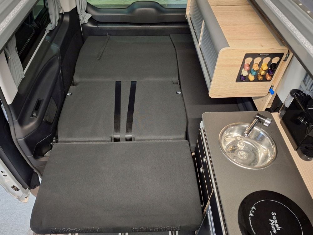 Hänge- Schiebeschrank verschiebbarer Hängeschrank optimiert kompakten Camper Grundriss NightSlider Draufsicht hinten