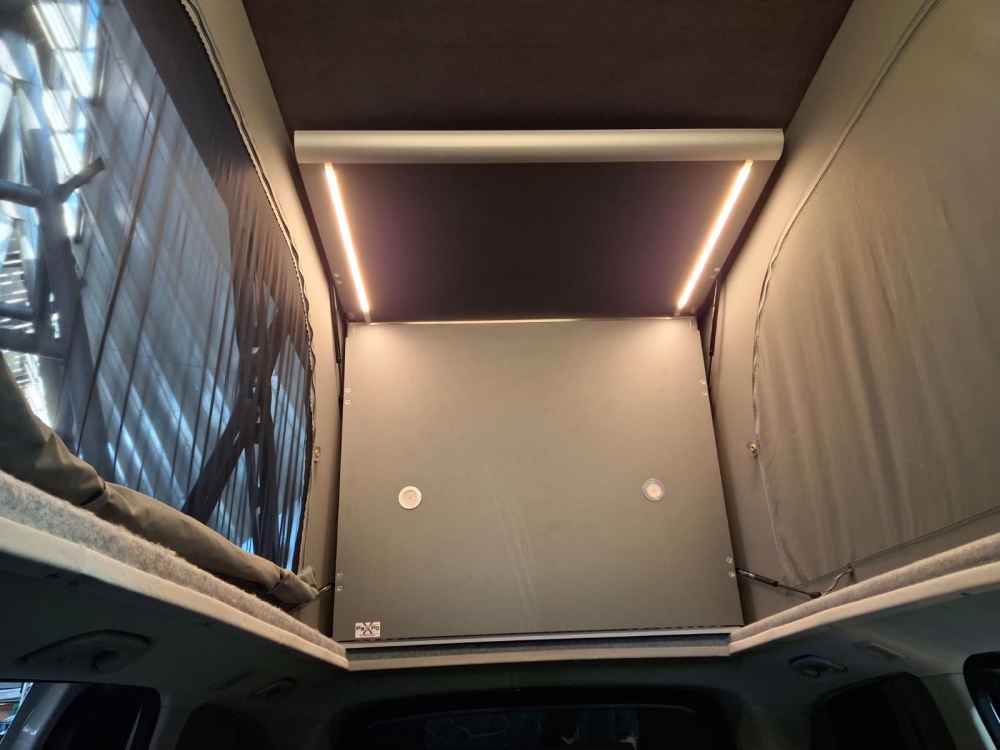 PaPo-Schlafdach Parallel Schlafdach von Aktivcamper. Schlafdach geht über die komplette Fahrzeuglänge elektrisch hoch. el. Scherensystem Aufstelldach. Klappbett aufgestellt