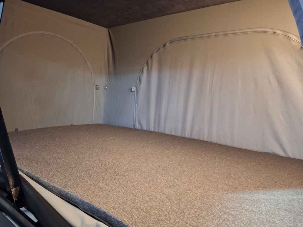 PaPo-Schlafdach Parallel Schlafdach von Aktivcamper. Schlafdach geht über die komplette Fahrzeuglänge elektrisch hoch. el. Scherensystem Aufstelldach. Bett Matratze oben