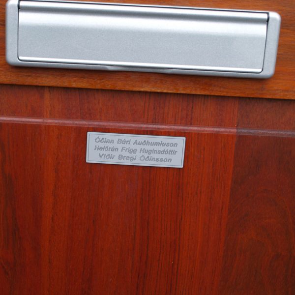 hudaskilti hvitt 600x600 1 https://skiltiogmerkingar.is/forsida-2/synishorn-af-verkum/