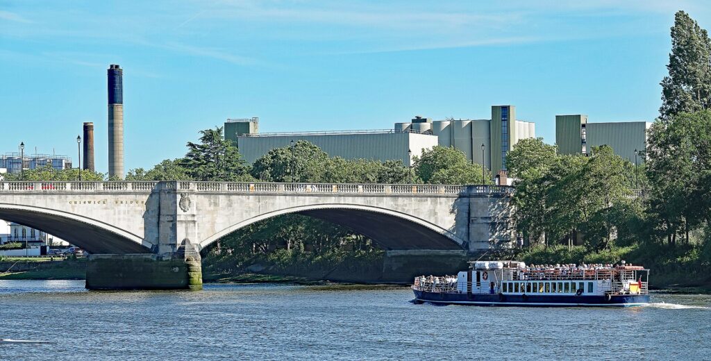 A pleasure boat on the Thames approaching Chiswick Bridge at Mortlake. Photo: Dylan Moore, CC BY-SA 2.0