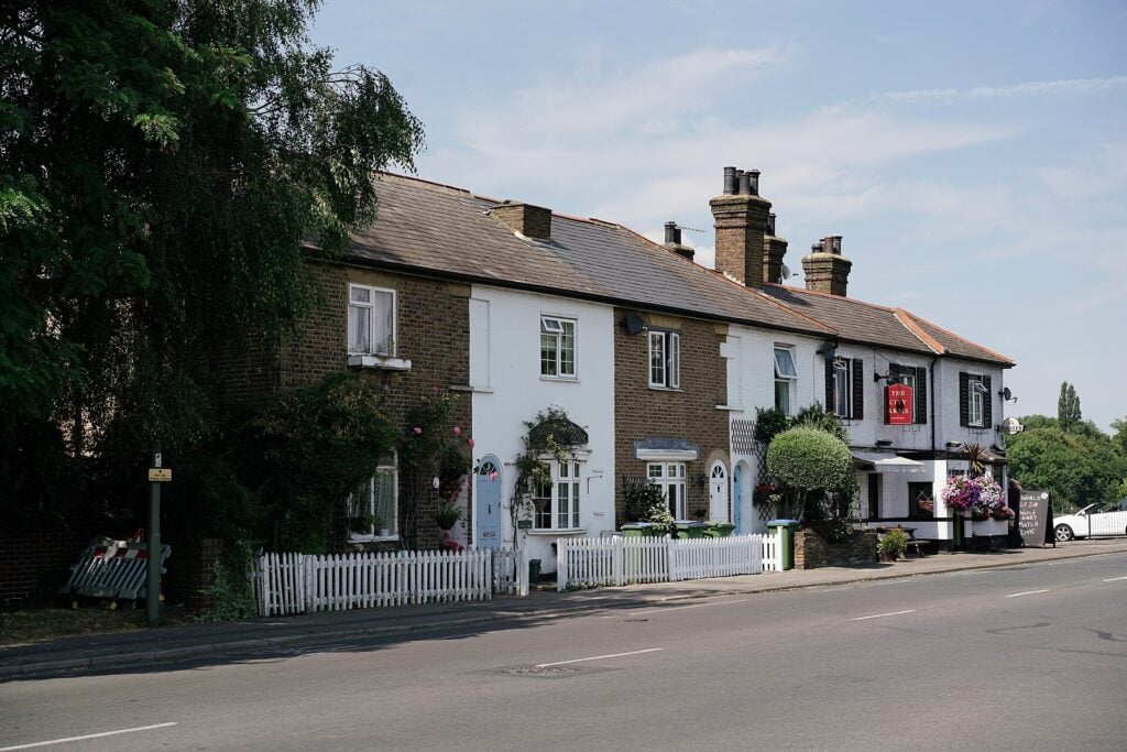 A row of period cottages in Thames Ditton. Photo: Peter Trimming, CC BY-SA 2.0