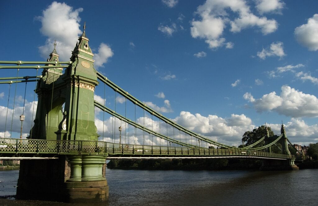 Hammersmith Bridge over the Thames, seen from the Hammersmith bank. Photo: Alex.muller, CC BY-SA 3.0