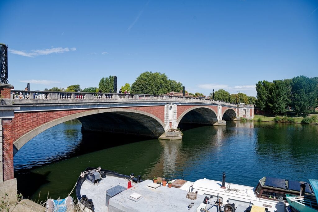 Hampton Court Bridge over the River Thames. Photo: Tilman2007, CC BY-SA 4.0