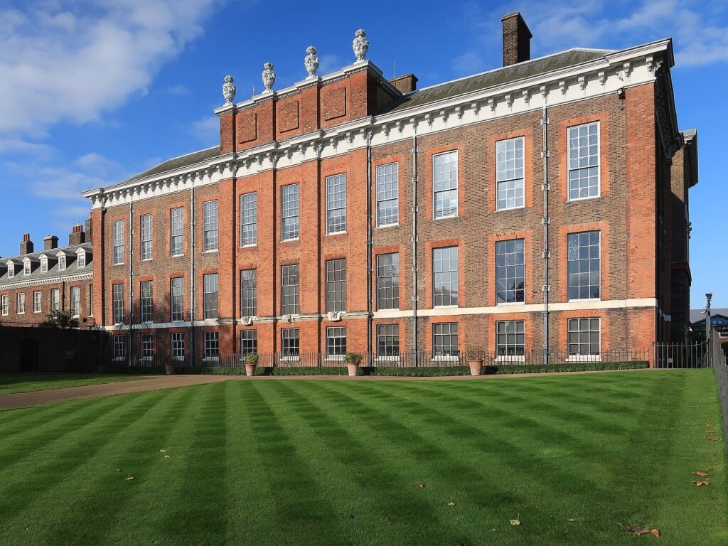 Kensington Palace and its lawns in Kensington Gardens. Photo: Michael Coppins, CC BY-SA 4.0