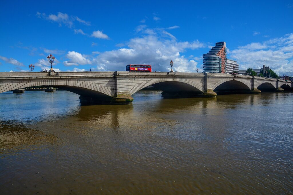 Putney Bridge and the Thames seen from the Fulham bank. Photo: Lewis Clarke, CC BY-SA 2.0