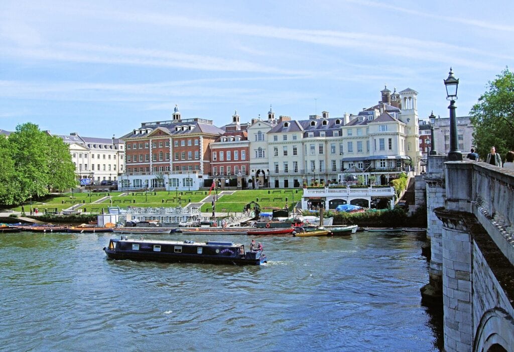 Richmond riverside seen from Richmond Bridge, with boats on the Thames. Photo: Jim Linwood from London, CC BY 2.0