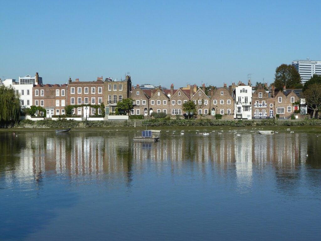 Riverside houses at Strand-on-the-Green, Chiswick, reflected in the Thames. Photo: Mark Percy, CC BY-SA 2.0