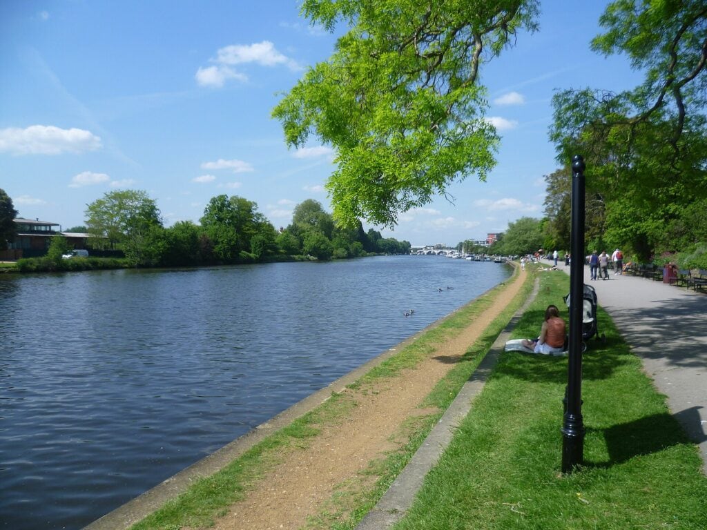 The River Thames from Queen's Promenade, the riverside walk between Kingston and Surbiton. Photo: Marathon, CC BY-SA 2.0