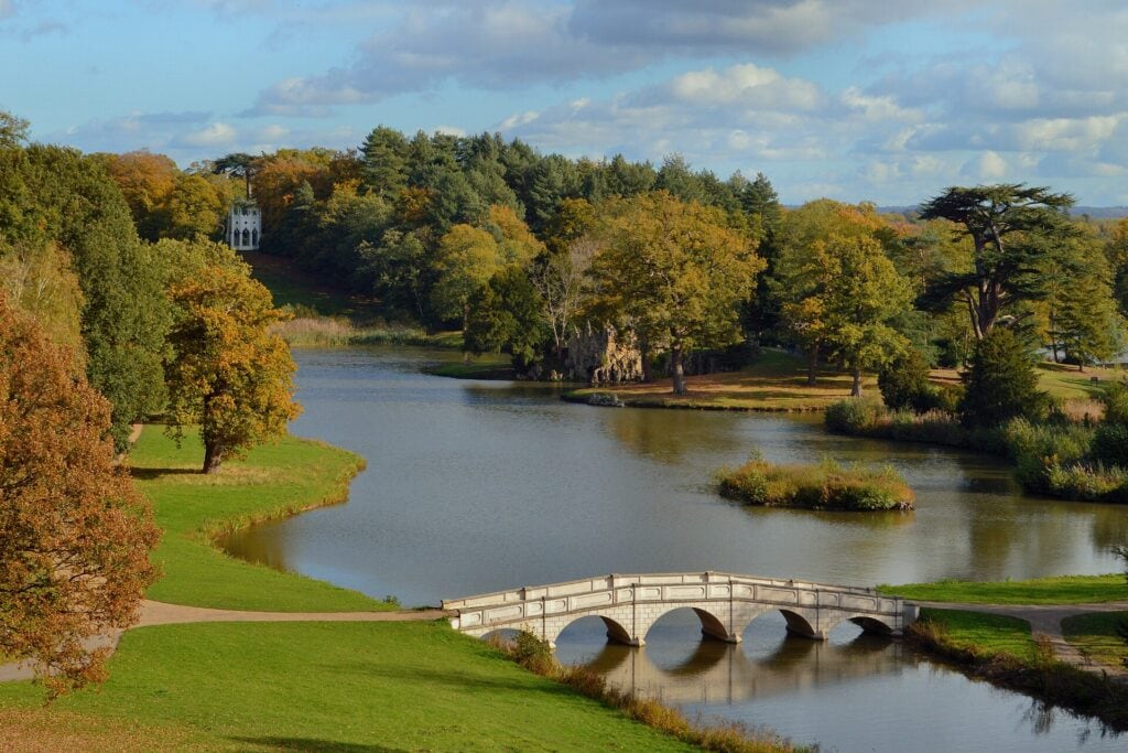 The lake and Five Arch Bridge at Painshill Park, Cobham