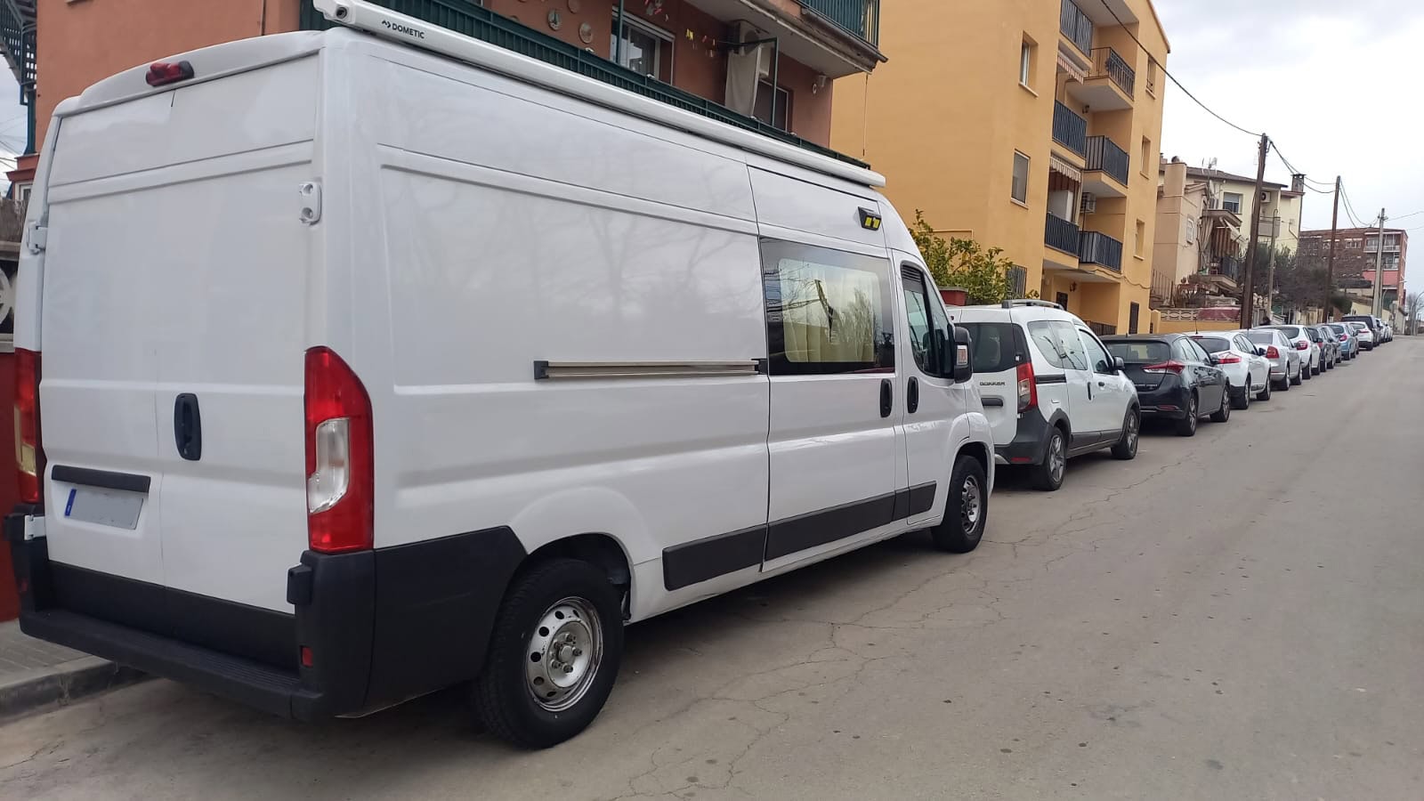 Furgoneta Fiat Ducato aparcada con homologaciones camper hechas por Smart Homologaciones