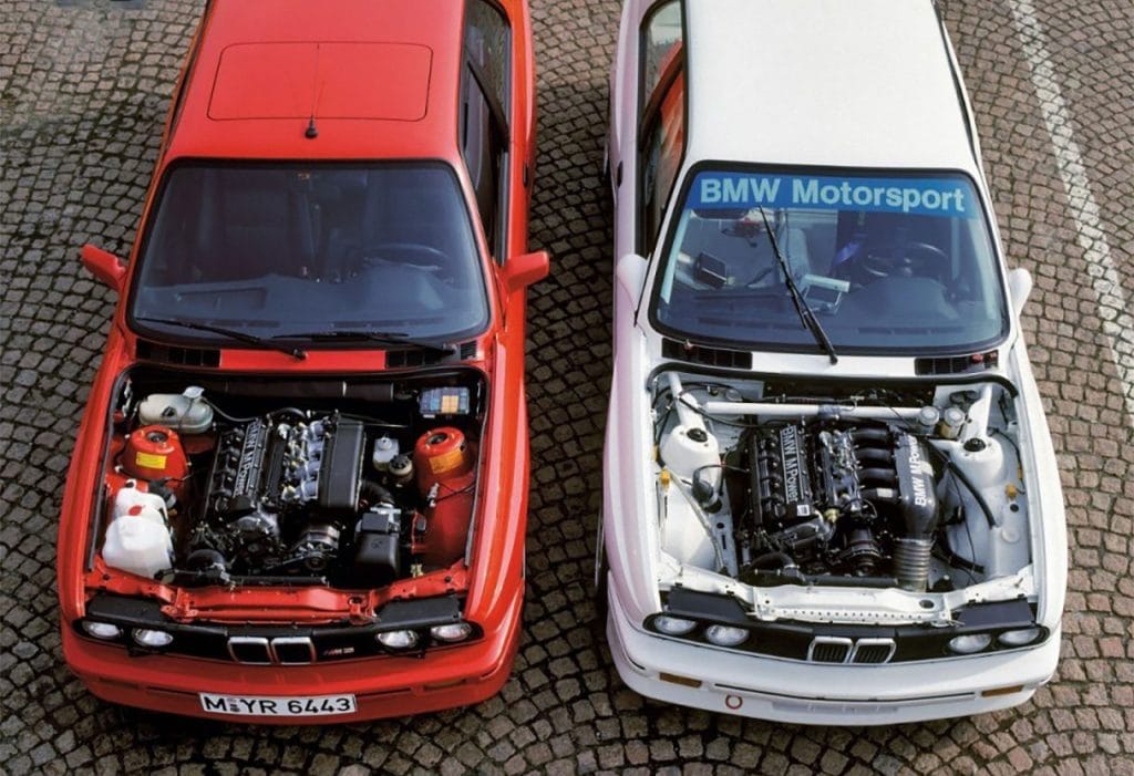 Dos capós abiertos mostrando motores clásicos BMW para homologación de cambio de motor