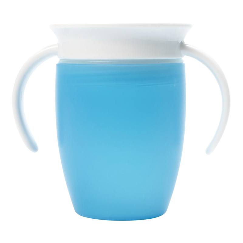 Een antilekbeker om je kind in te laten drinken