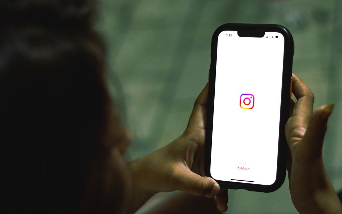 zmiana tła relacji na Instagramie