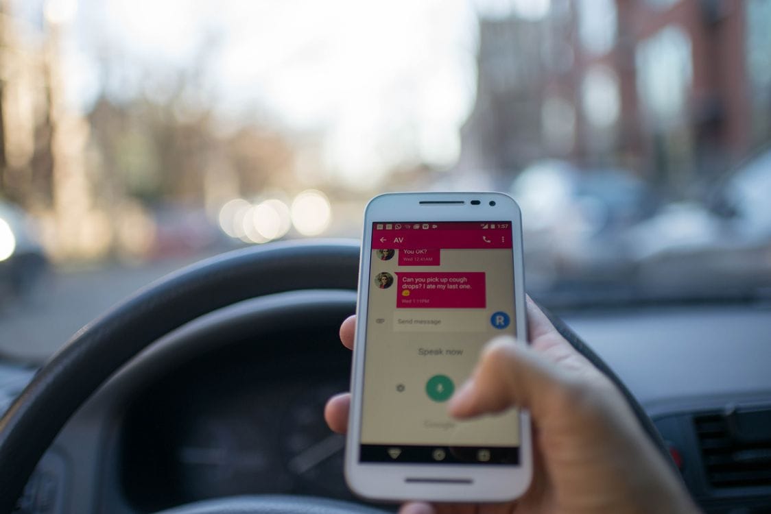 Monitorowanie aktywności dziecka na Messengerze poprzez przejrzenie wiadomości i kontaktów.