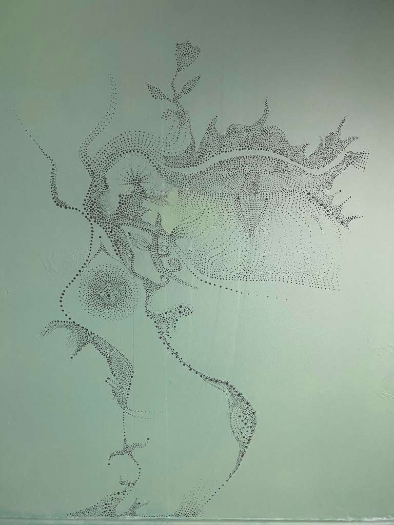Peinture quantique au point réalisée par Laura Merle sur fond vert sauge
