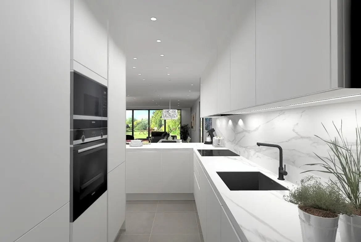 Luxusní kuchyně s čistým minimalistickým designem v novém apartmánu ve Fuengirole. Prostor kombinuje bílé bezúchytkové skříňky s elegantním kuchyňským ostrovem a vestavěnými spotřebiči, což vytváří moderní a funkční srdce domova na pobřeží Costa del Sol ve Španělsku