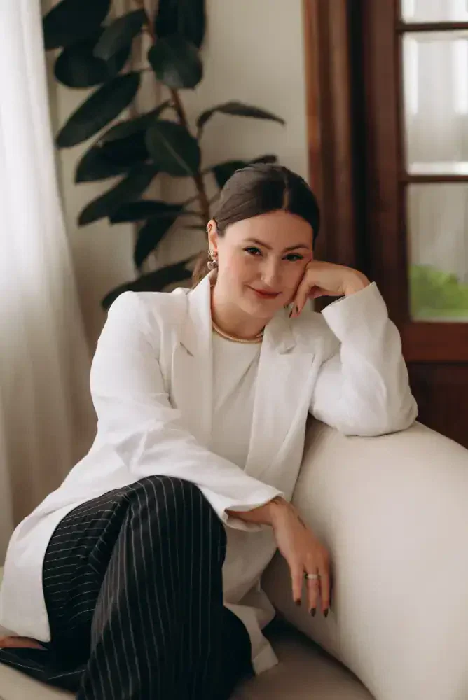 Sophia Todesco, psicóloga em Curitiba e online, em um momento de acolhimento