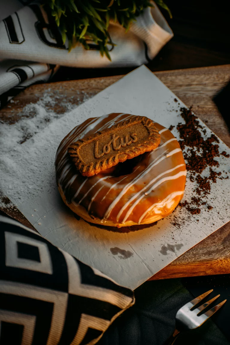 Donuts chocolaté 3,50€ garni d’une crème au chocolat noir nappé de chocolat fondant pour un goût riche et authentique.