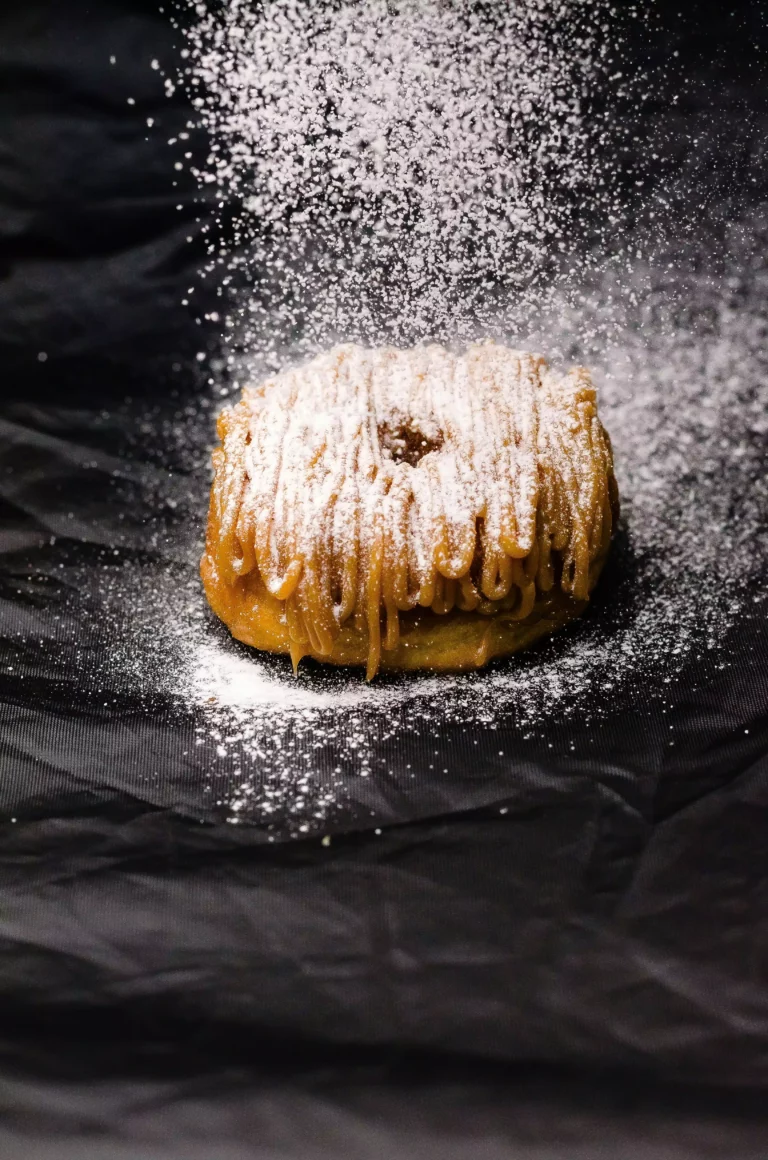 Donut sucré 3,50€ moelleux à la pâte parfumée au Sagarno, recouvert de sucre et d’une touche de cannelle, pour une saveur typique de la région.